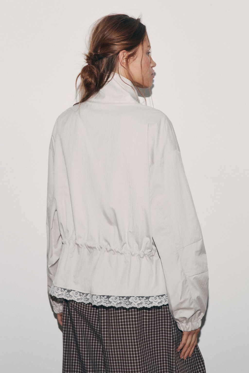 Куртка-ветровка на кулиске с кружевным низом и воротником-стойкой - цвет молочный - 3