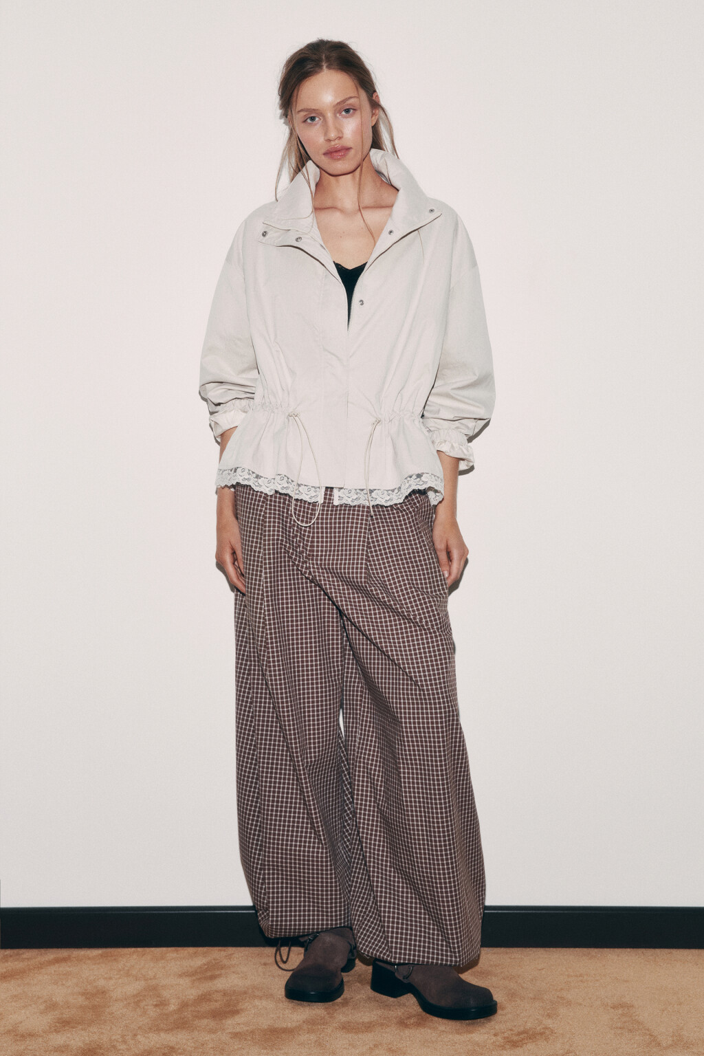 Куртка-ветровка на кулиске с кружевным низом и воротником-стойкой - цвет молочный - 4