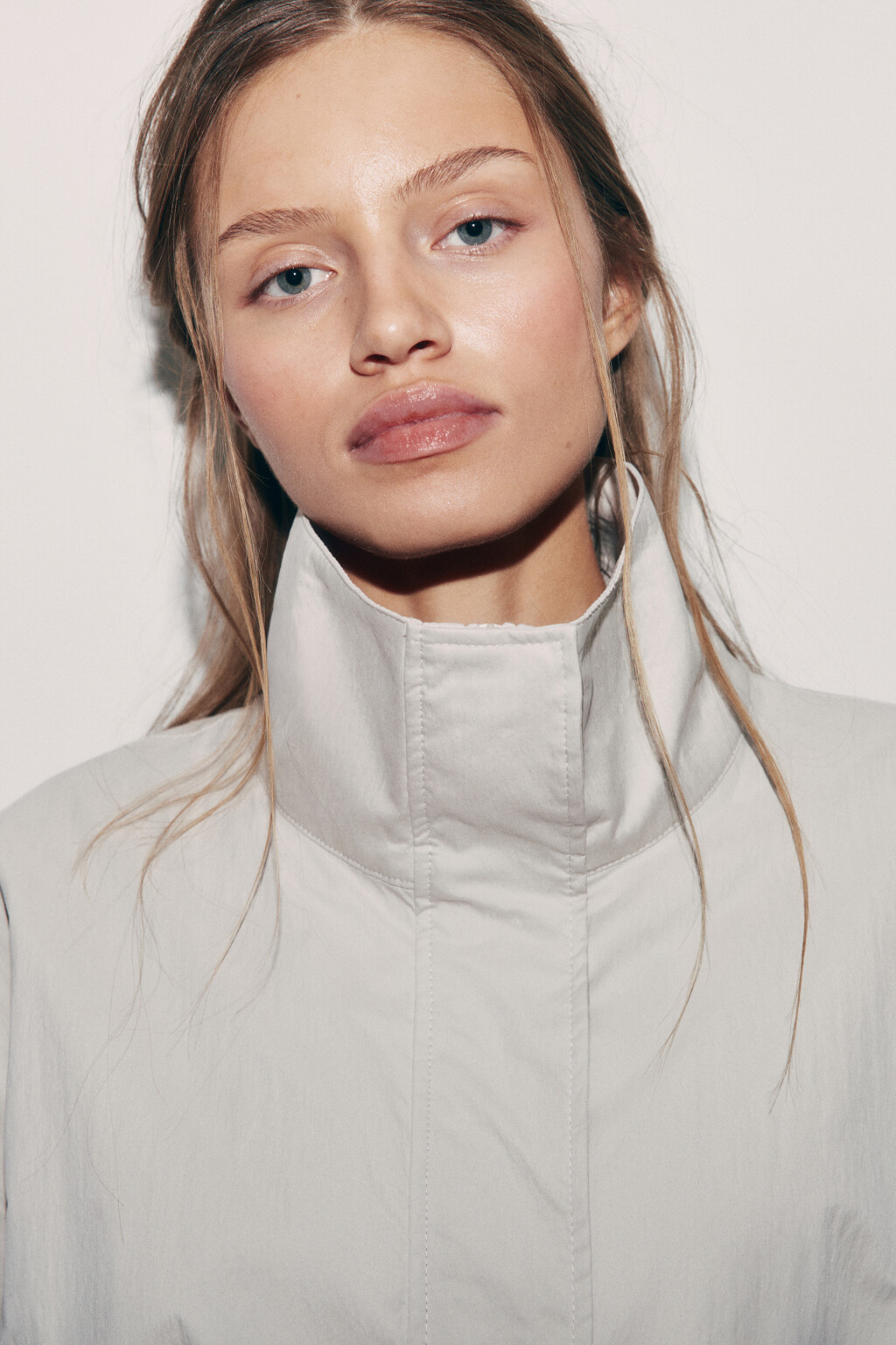 Куртка-ветровка на кулиске с кружевным низом и воротником-стойкой - цвет молочный - 5