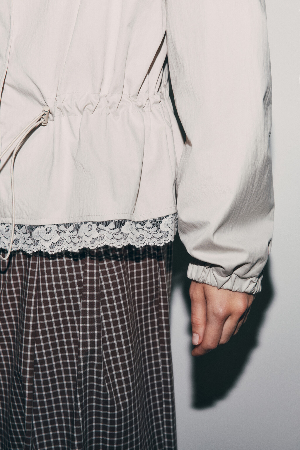 Куртка-ветровка на кулиске с кружевным низом и воротником-стойкой - цвет молочный - 6