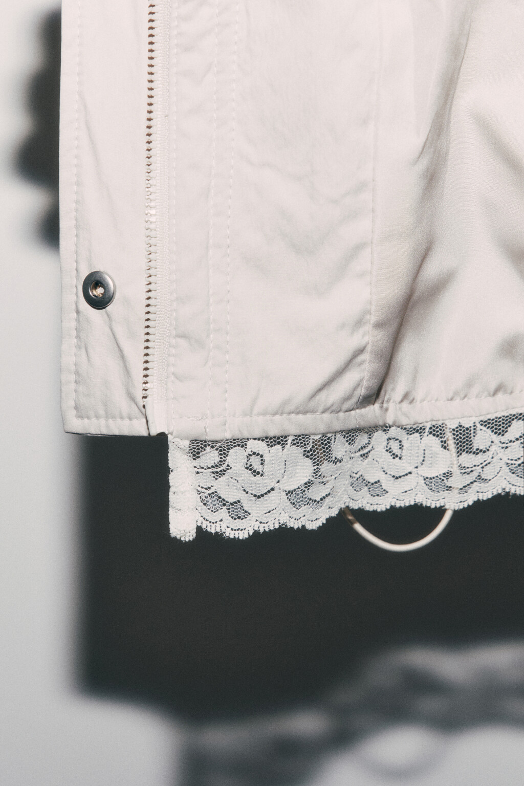 Куртка-ветровка на кулиске с кружевным низом и воротником-стойкой - цвет молочный - 7