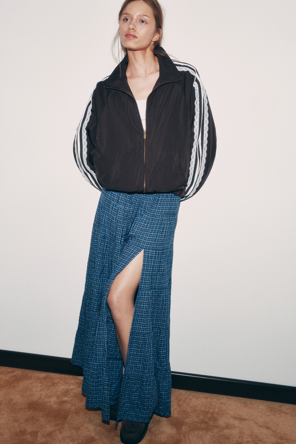 Куртка-ветровка с кружевными лампасами без капюшона - цвет коричневый - 1