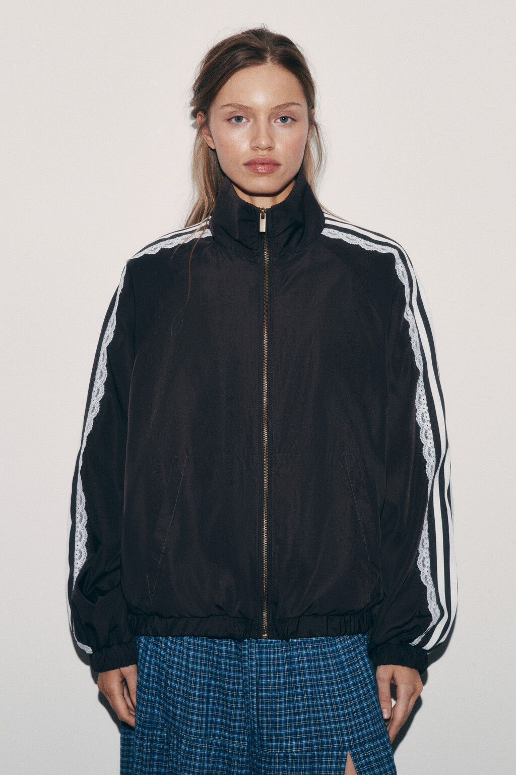 Куртка-ветровка с кружевными лампасами без капюшона - цвет коричневый - 2