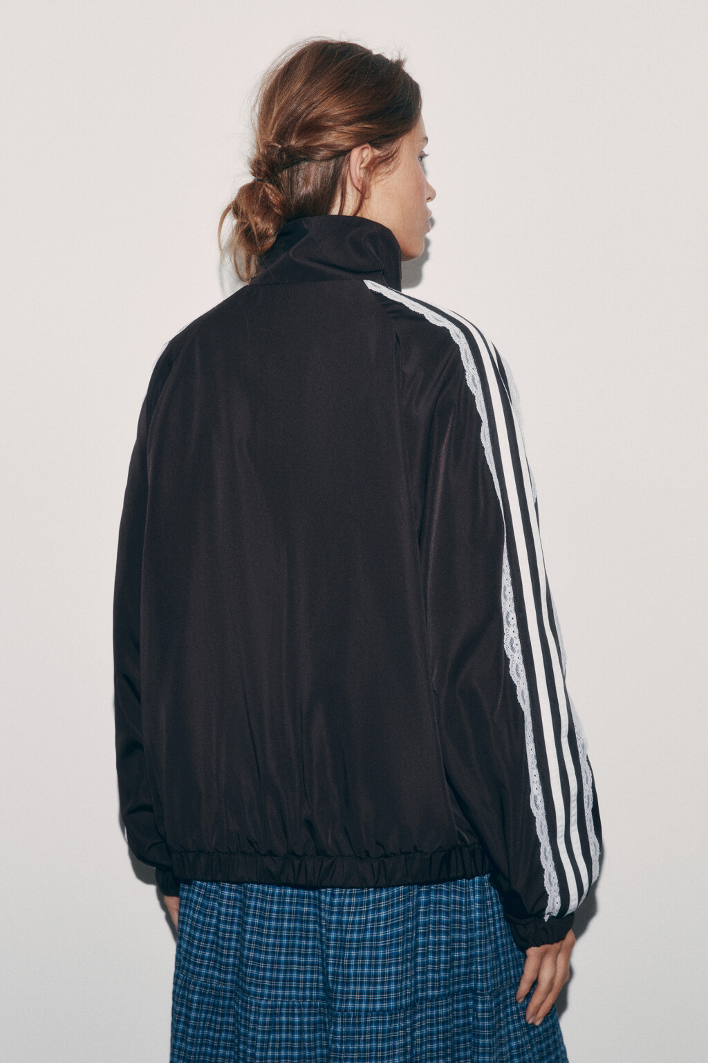 Куртка-ветровка с кружевными лампасами без капюшона - цвет коричневый - 3