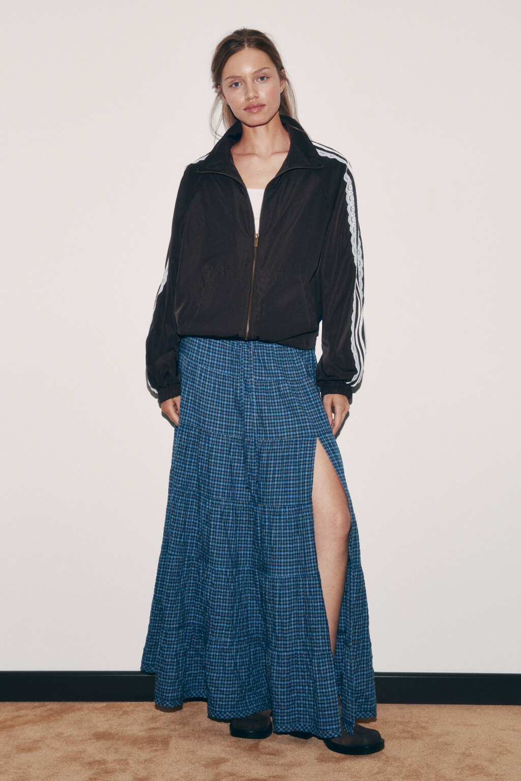 Куртка-ветровка с кружевными лампасами без капюшона - цвет коричневый - 4