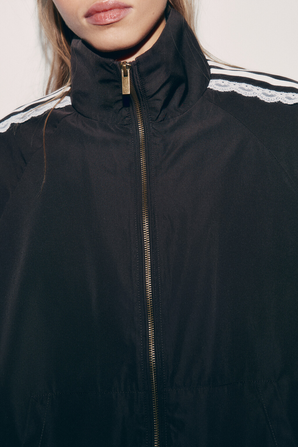 Куртка-ветровка с кружевными лампасами без капюшона - цвет коричневый - 5