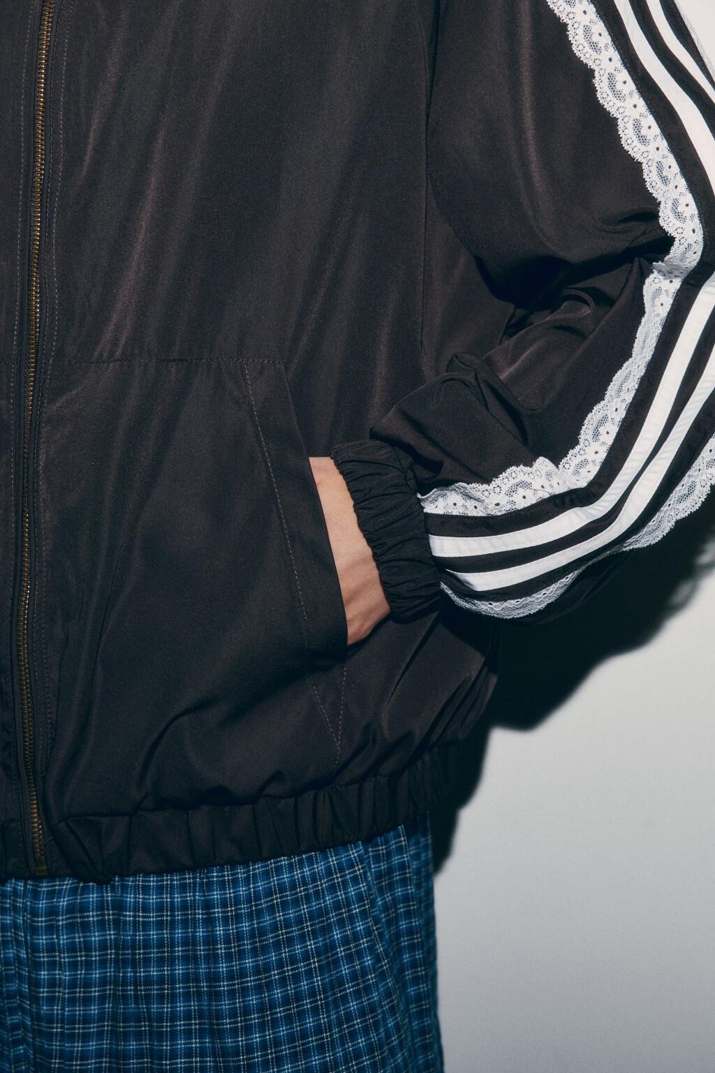 Куртка-ветровка с кружевными лампасами без капюшона - цвет коричневый - 6