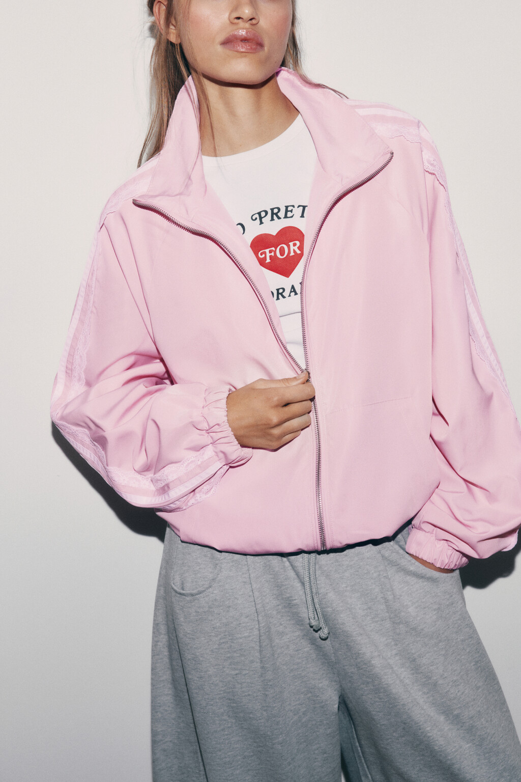 Куртка-ветровка с кружевными лампасами без капюшона - цвет розовый - 1