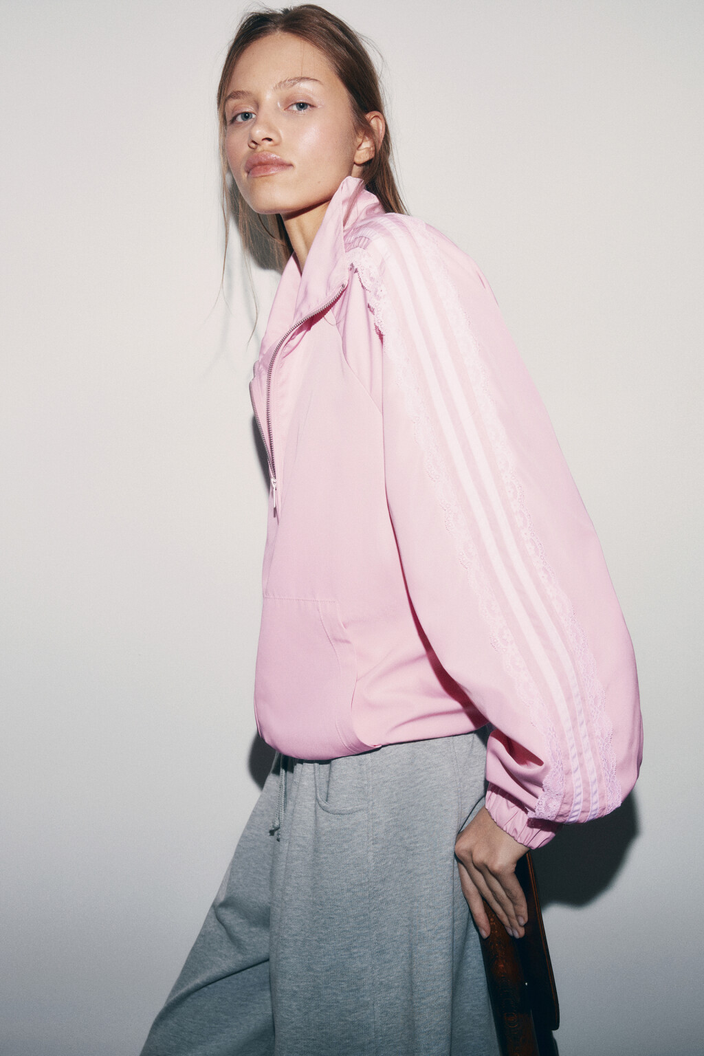 Куртка-ветровка с кружевными лампасами без капюшона - цвет розовый - 2