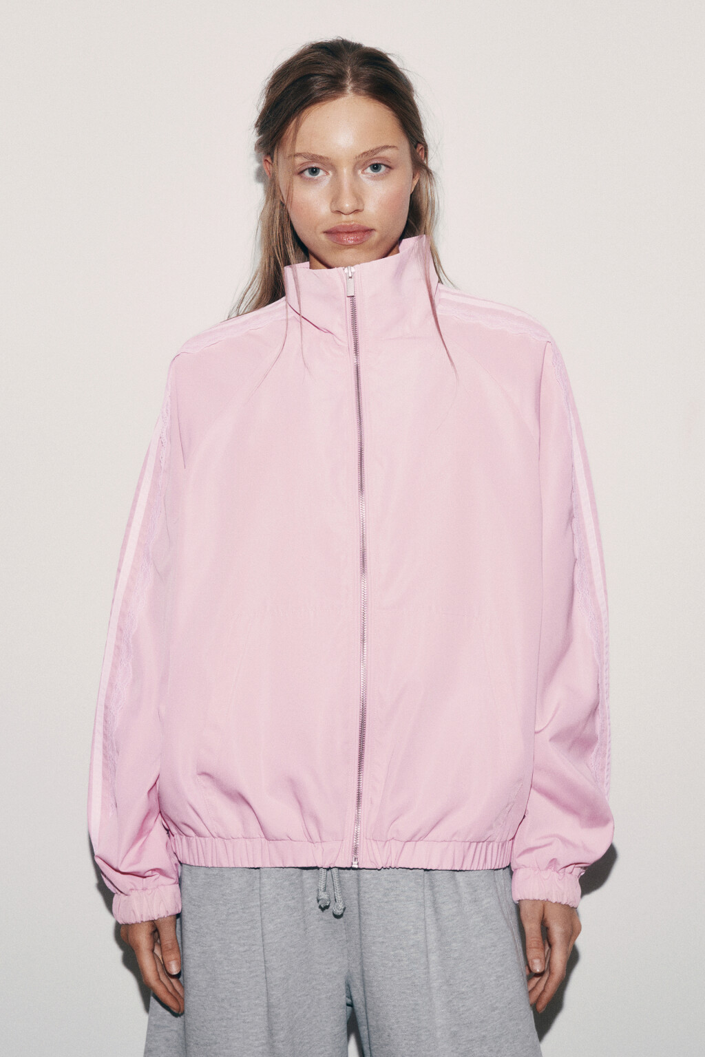 Куртка-ветровка с кружевными лампасами без капюшона - цвет розовый - 3