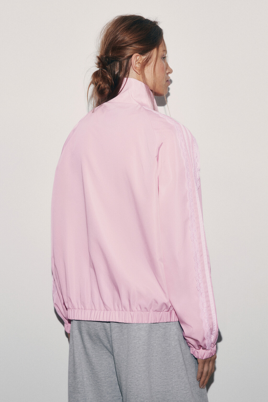 Куртка-ветровка с кружевными лампасами без капюшона - цвет розовый - 4