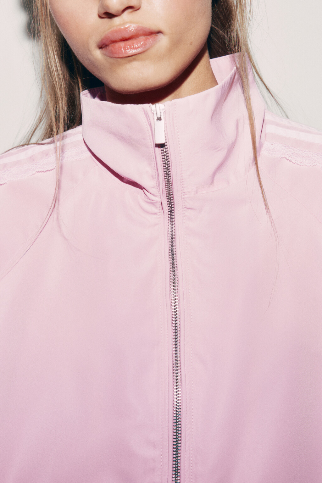 Куртка-ветровка с кружевными лампасами без капюшона - цвет розовый - 6