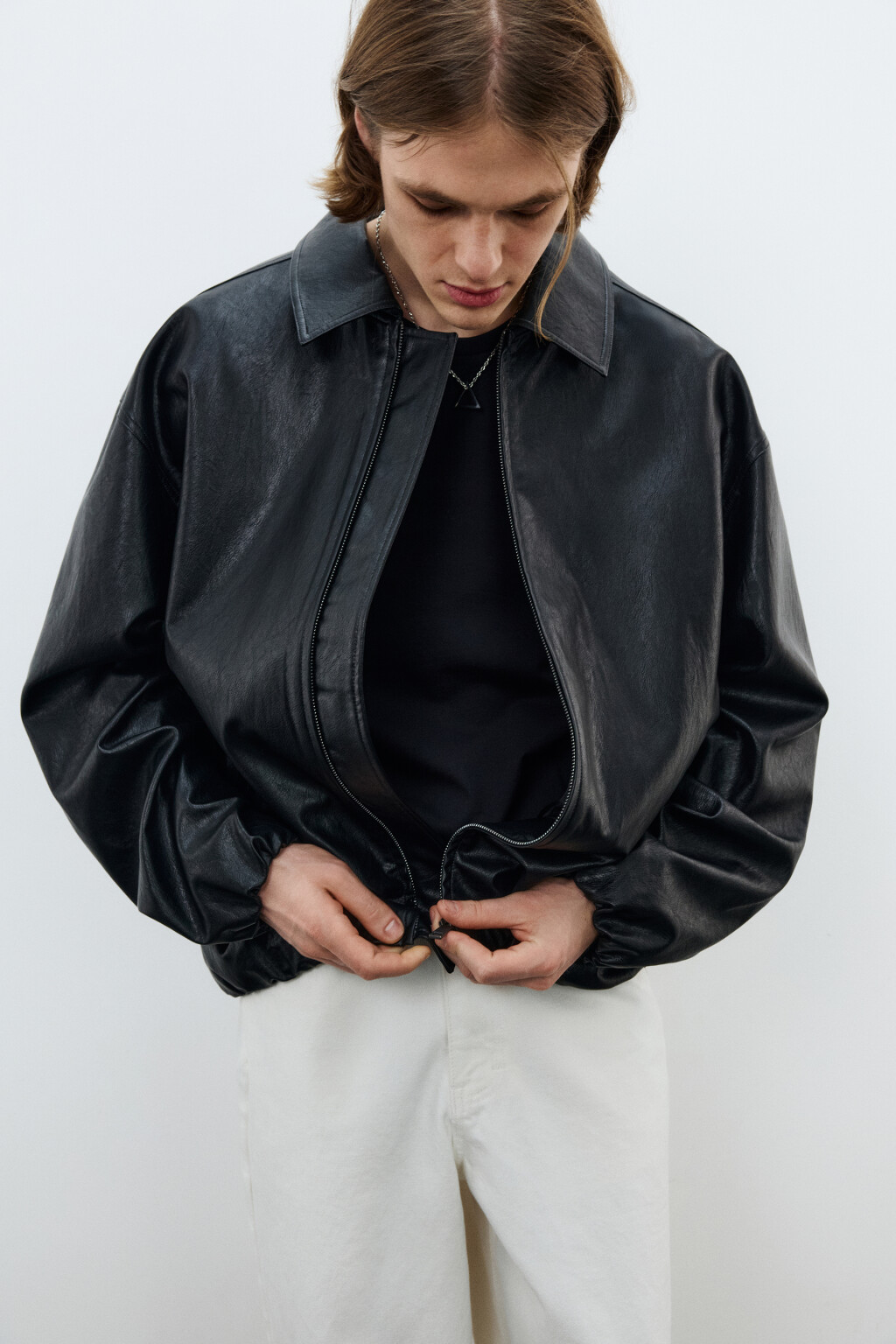 Куртка-бомбер утепленная с кожаной фактурой - цвет черный - 1