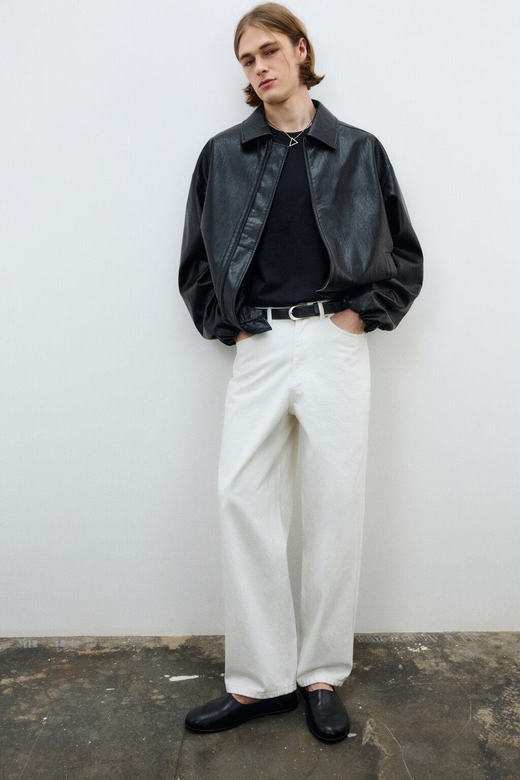 Куртка-бомбер утепленная с кожаной фактурой - цвет черный - 2