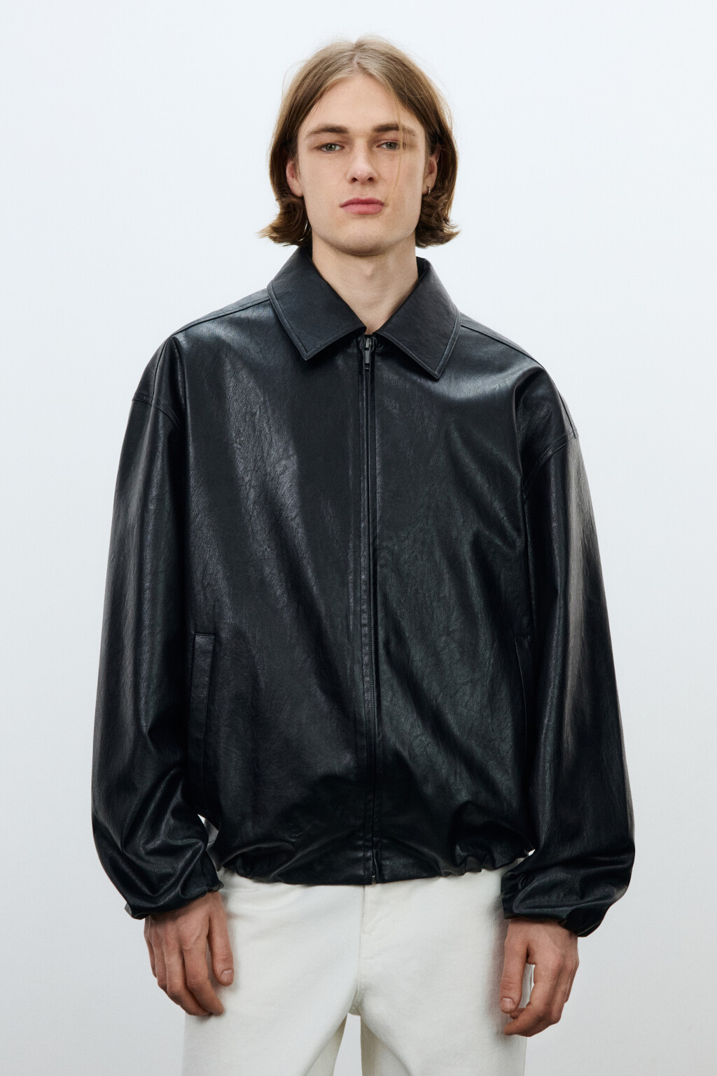 Куртка-бомбер утепленная с кожаной фактурой - цвет черный - 4
