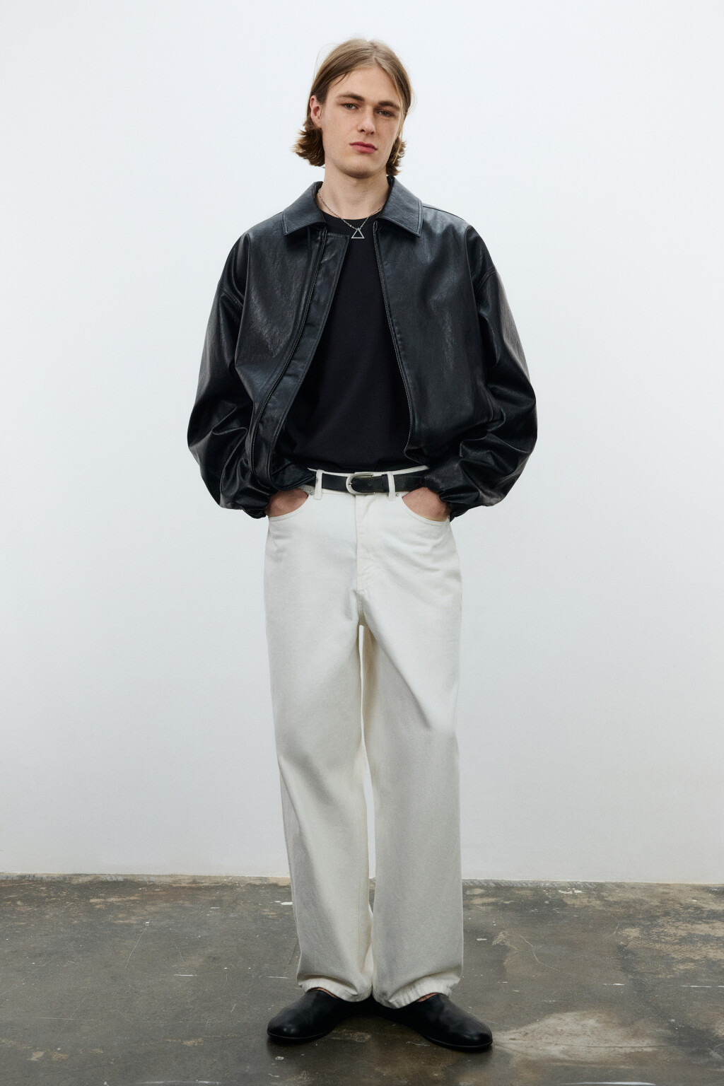 Куртка-бомбер утепленная с кожаной фактурой - цвет черный - 6