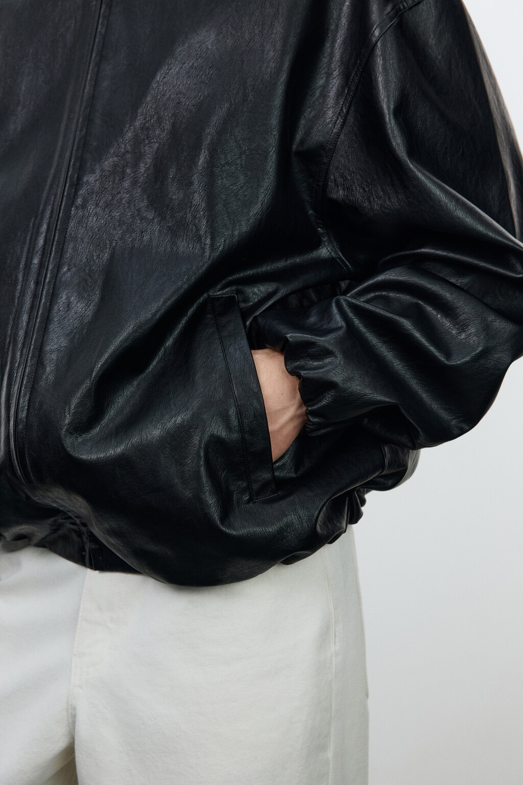 Куртка-бомбер утепленная с кожаной фактурой - цвет черный - 8