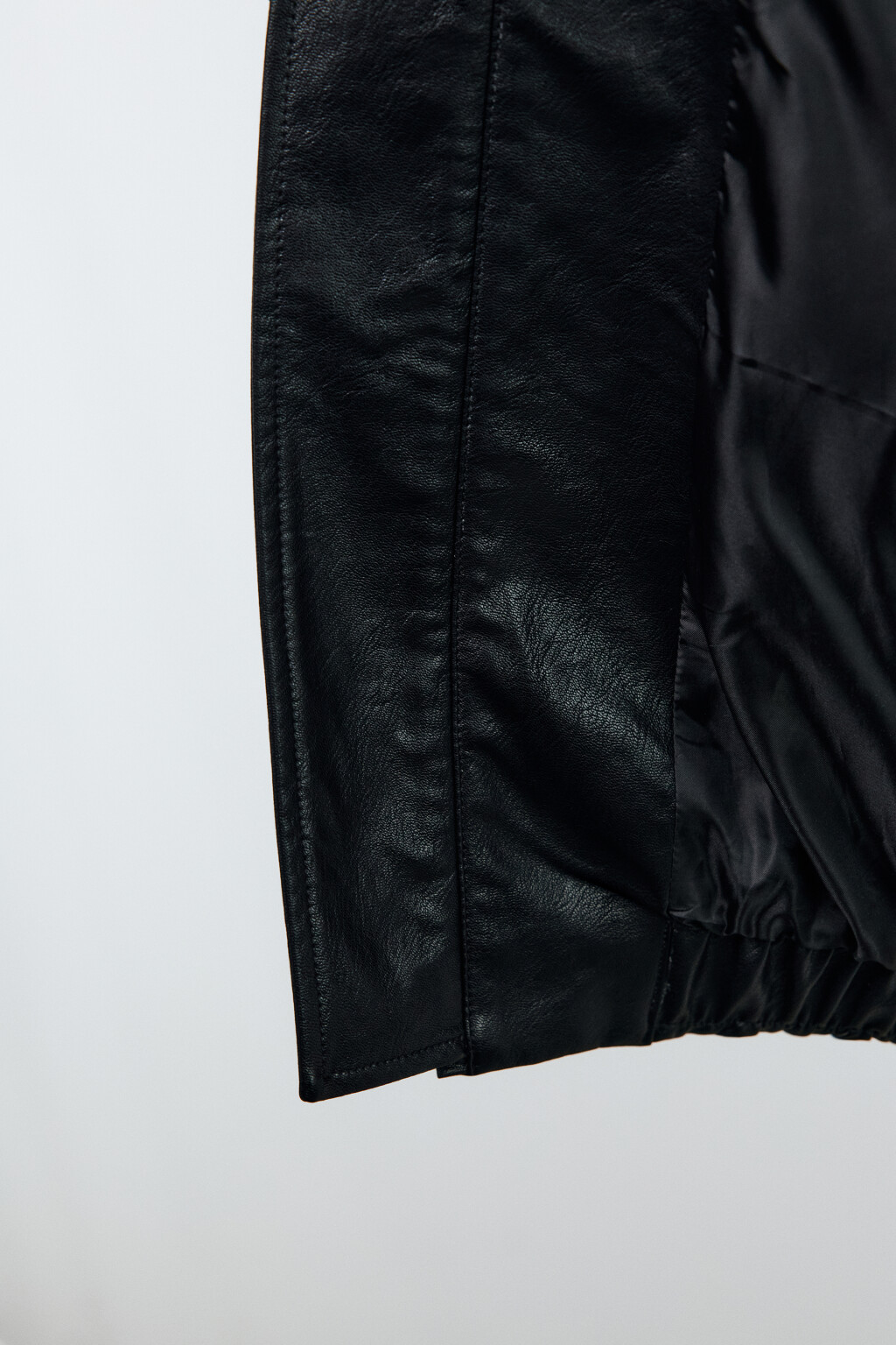Куртка-бомбер утепленная с кожаной фактурой - цвет черный - 9