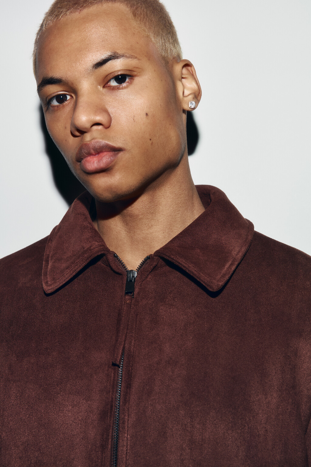 Куртка укороченная с замшевой фактурой без капюшона - цвет коричневый - 6