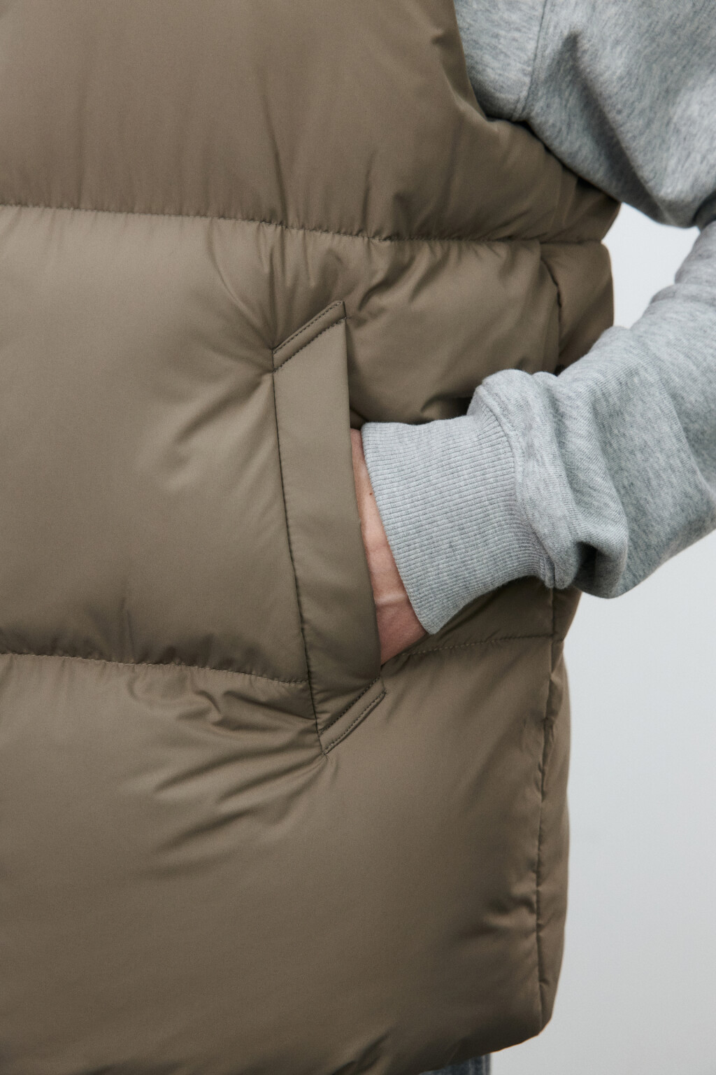 Жилет стеганый с воротником-стойкой - цвет коричневый - 7