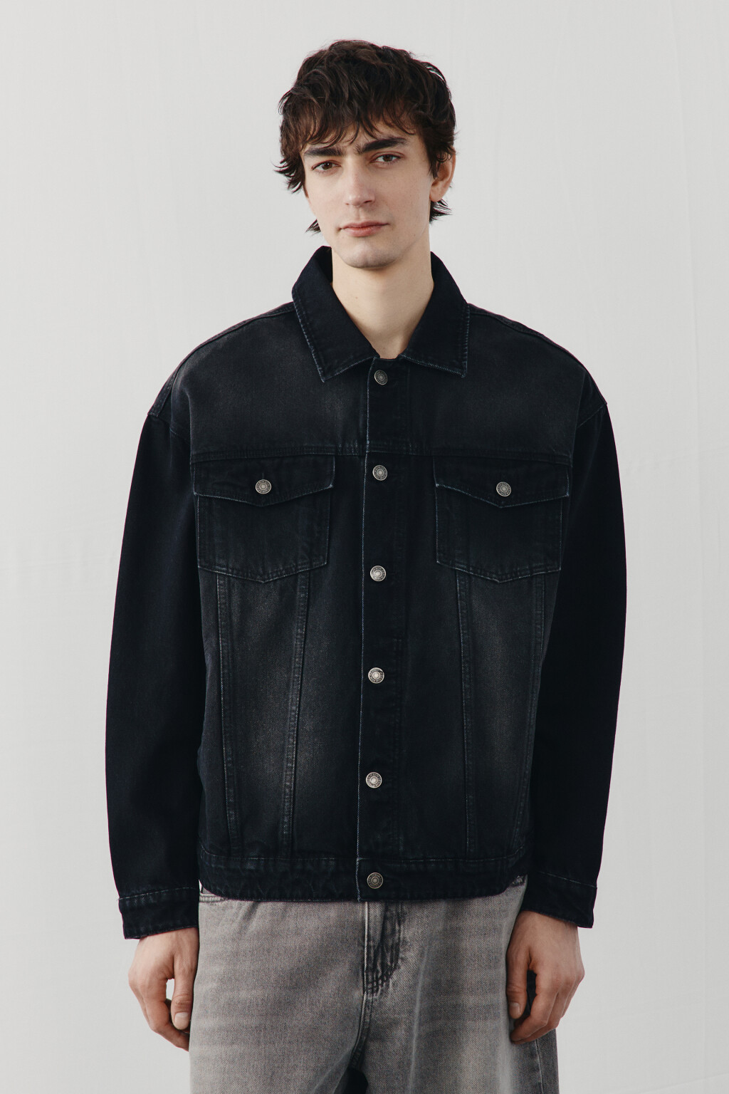 Куртка джинсовая с отложным воротником на пуговицах - цвет черный - 2