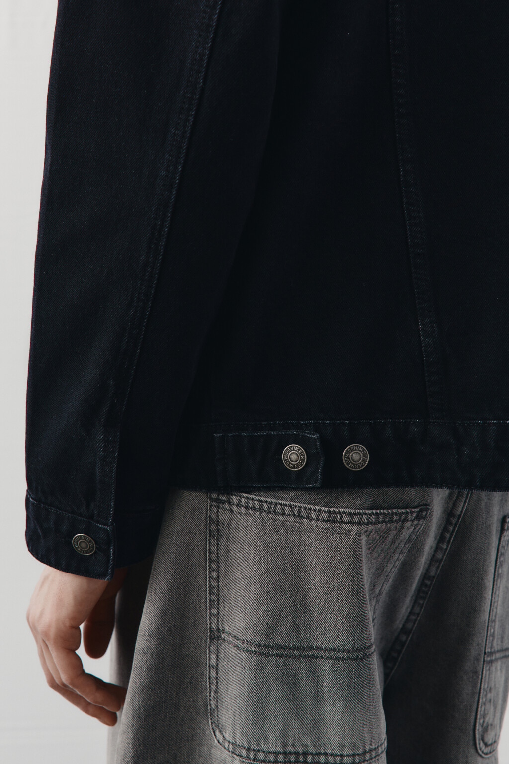 Куртка джинсовая с отложным воротником на пуговицах - цвет черный - 6