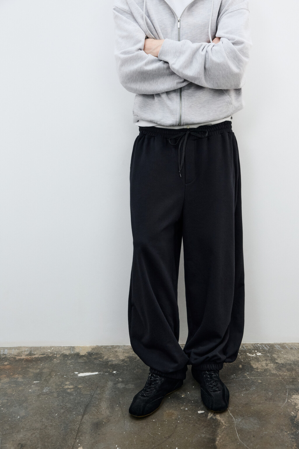 Брюки-джоггеры со средней посадкой - цвет черный - 2