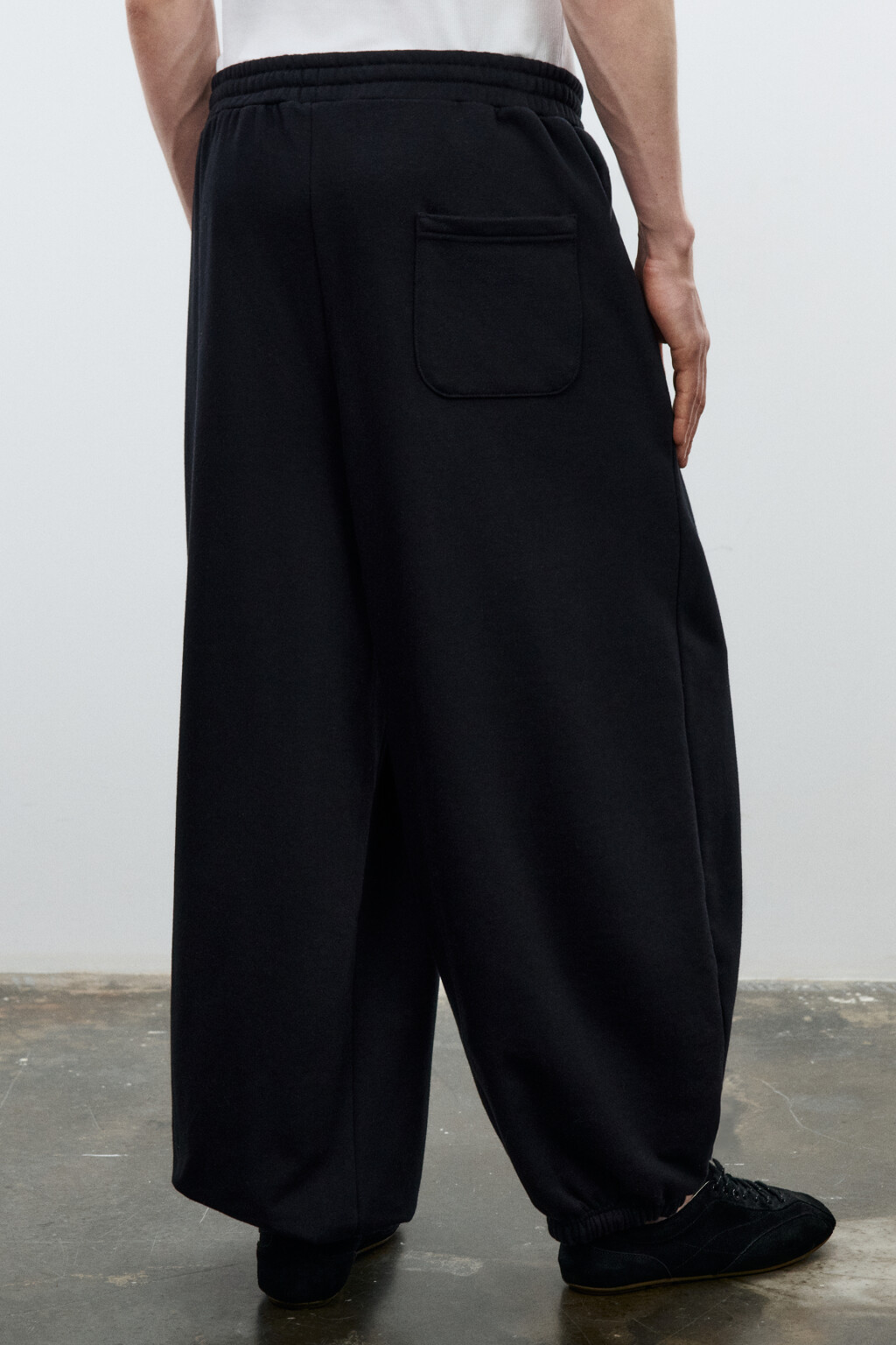 Брюки-джоггеры со средней посадкой - цвет черный - 4