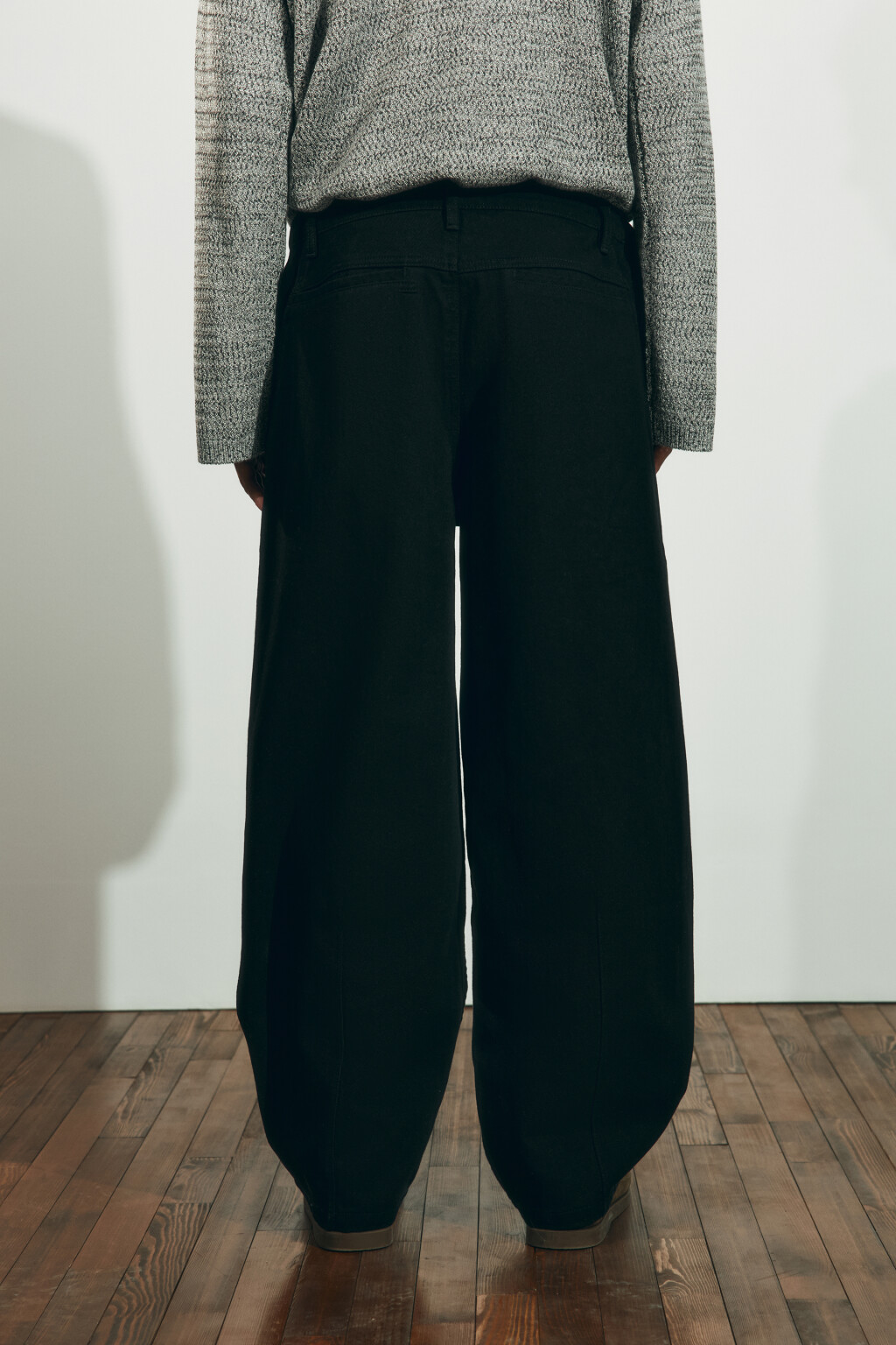 Брюки wide leg со средней посадкой в рубчик - цвет черный - 4