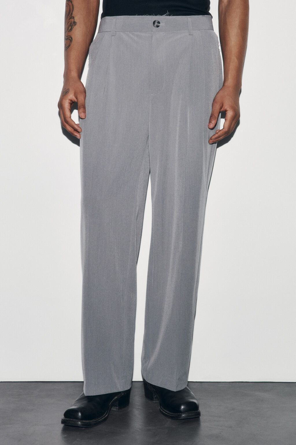 Брюки костюмные с высокой посадкой и защипами - цвет серый - 2