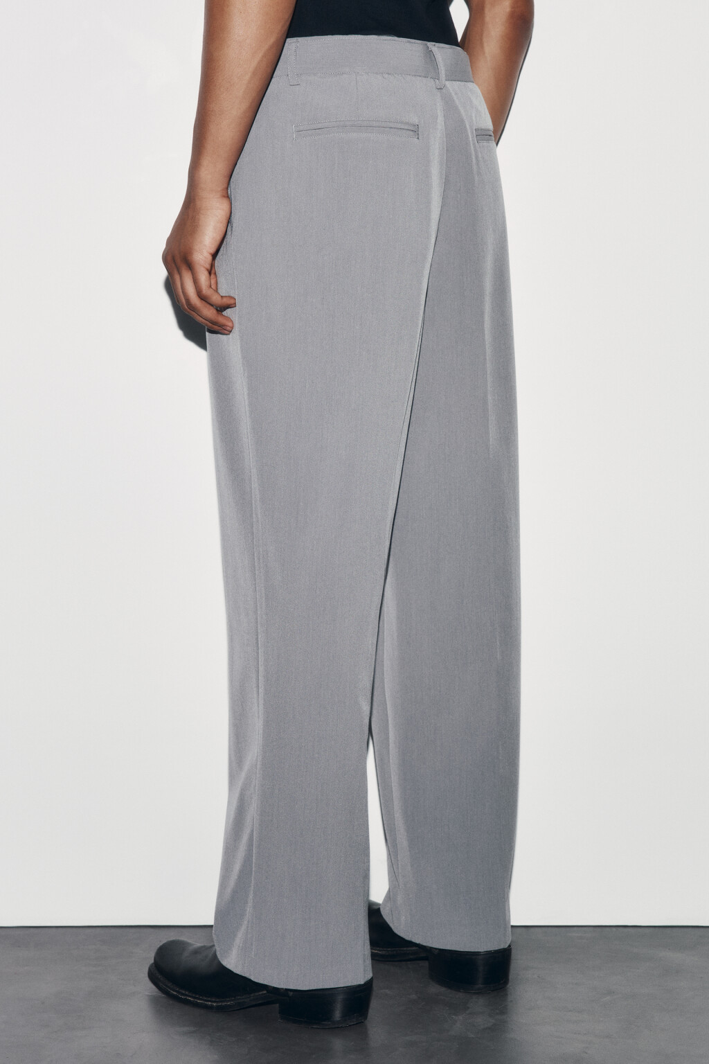 Брюки костюмные с высокой посадкой и защипами - цвет серый - 3
