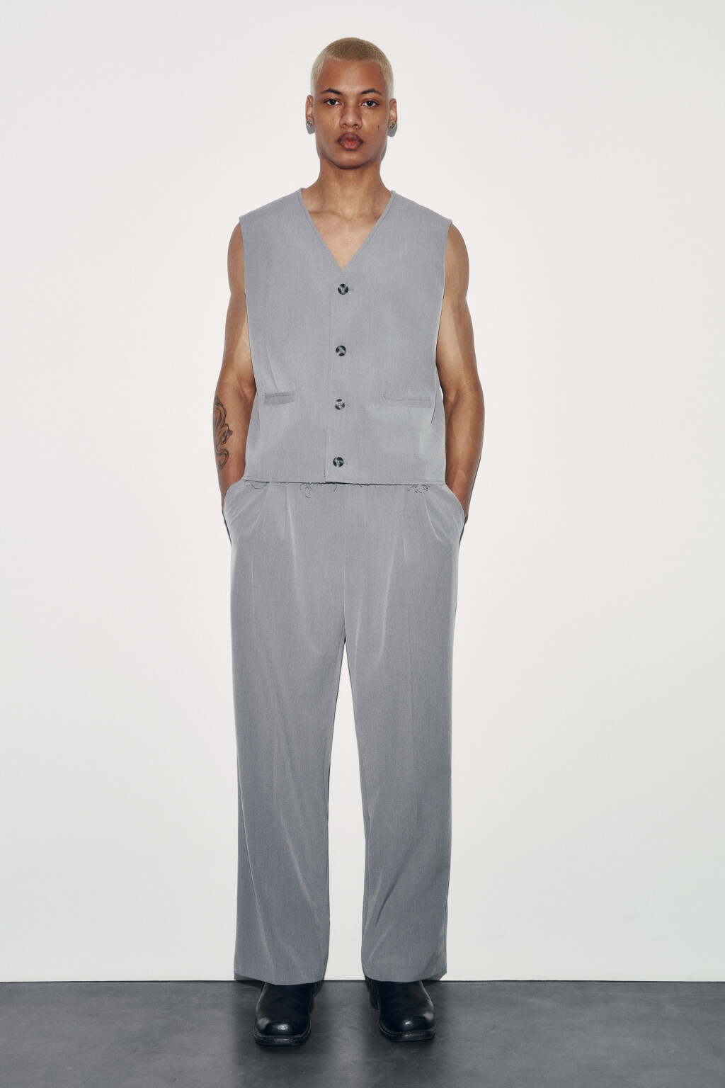 Брюки костюмные с высокой посадкой и защипами - цвет серый - 4