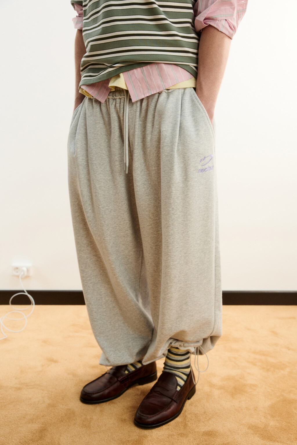 Брюки-джоггеры из футера со средней посадкой и вышивкой - цвет серый - 1