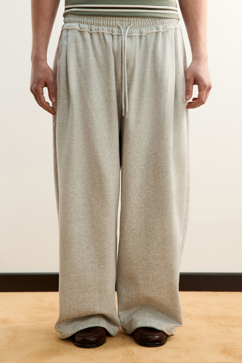 Брюки-джоггеры из футера со средней посадкой и вышивкой - цвет серый - 2