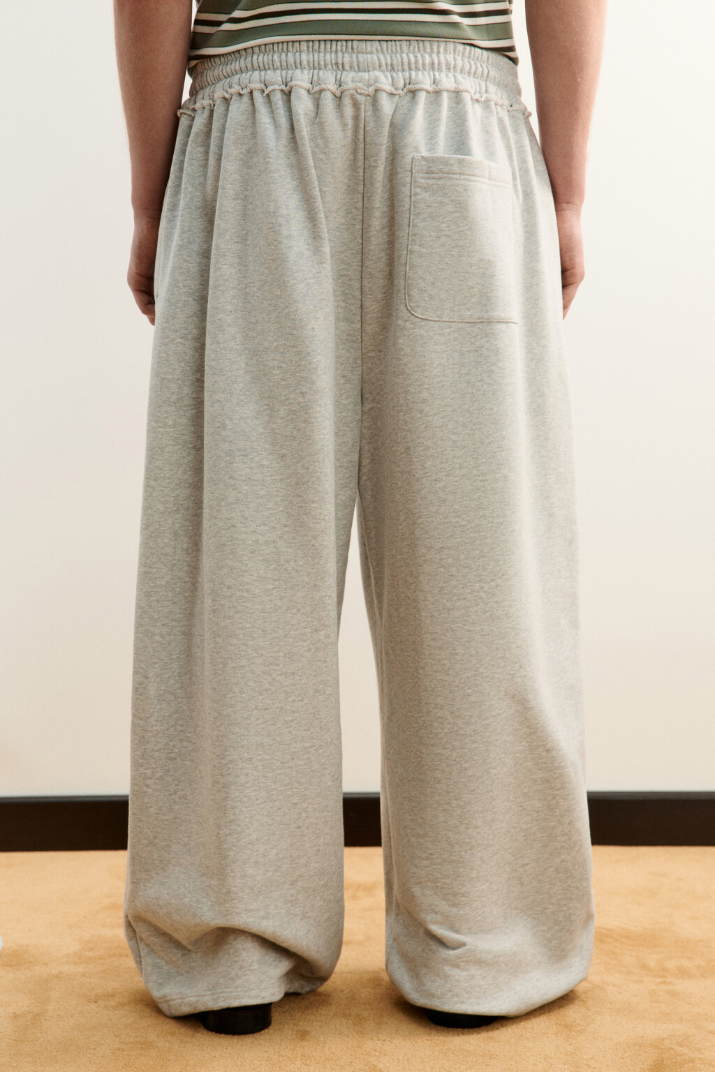 Брюки-джоггеры из футера со средней посадкой и вышивкой - цвет серый - 3