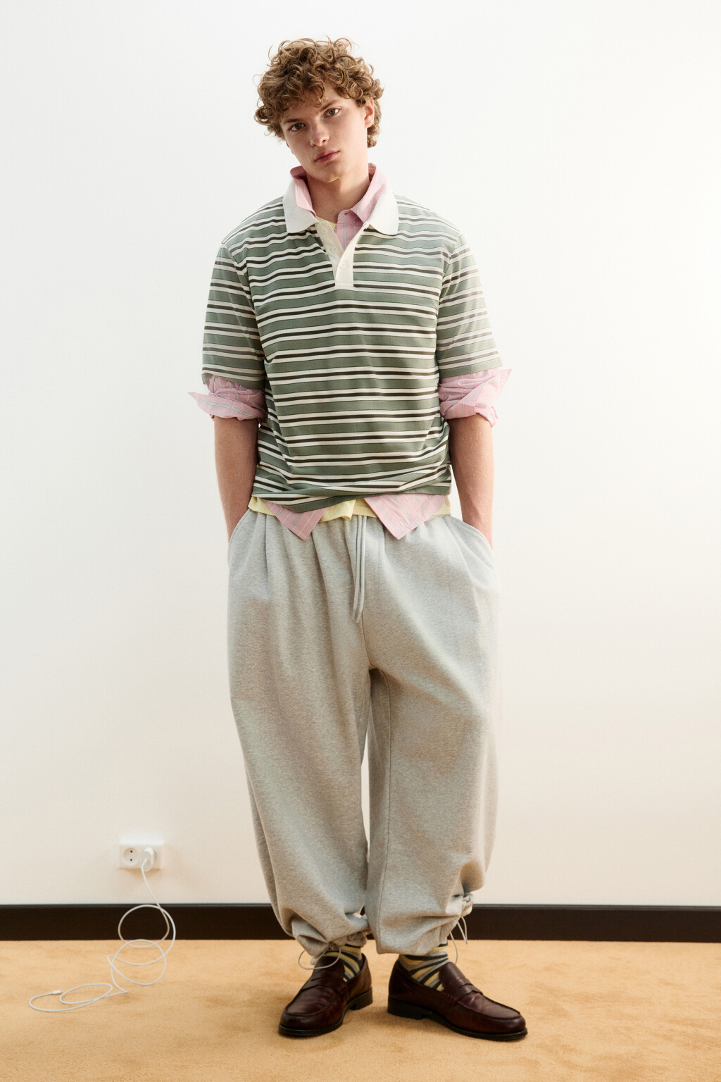 Брюки-джоггеры из футера со средней посадкой и вышивкой - цвет серый - 4