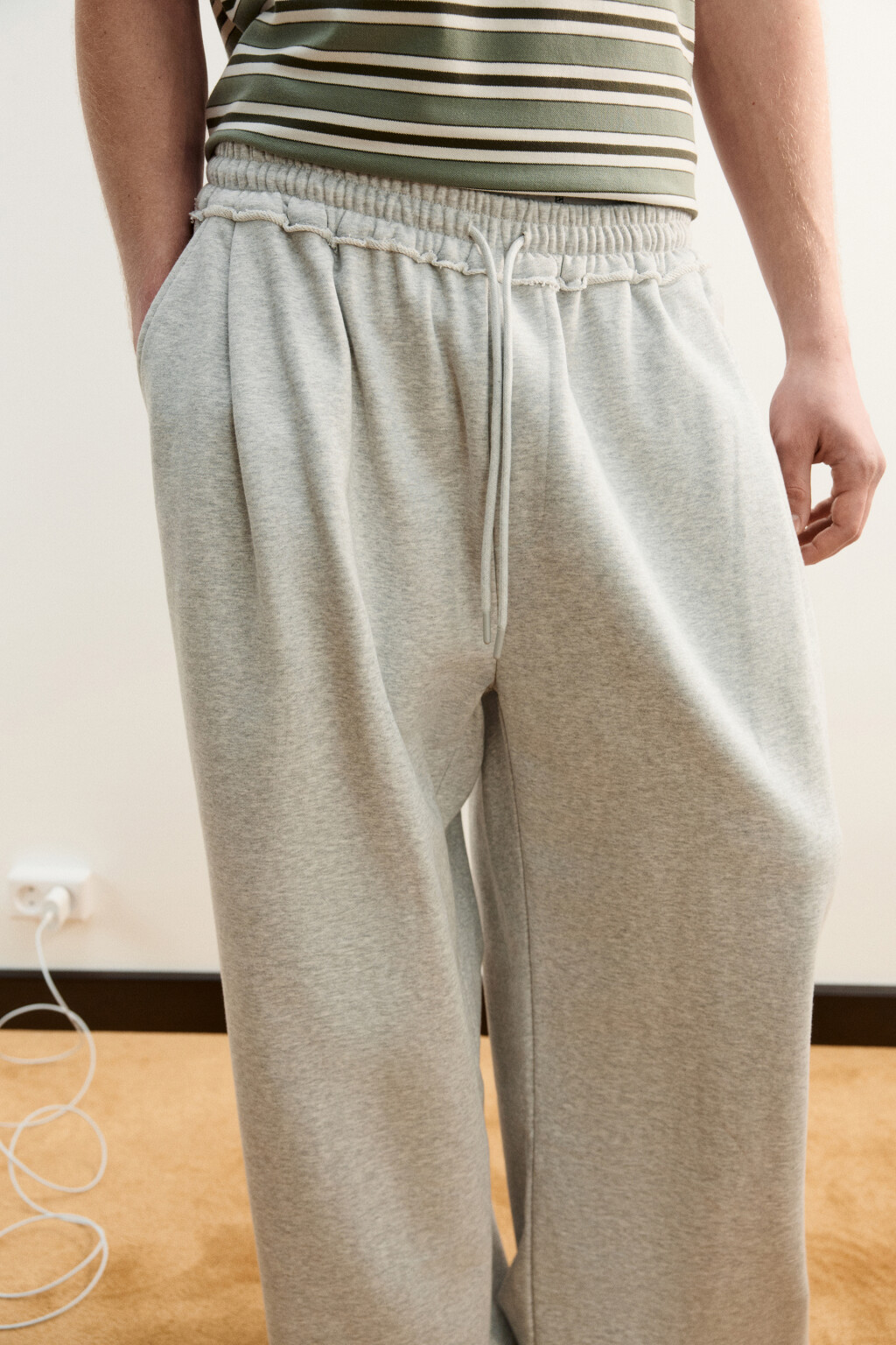 Брюки-джоггеры из футера со средней посадкой и вышивкой - цвет серый - 5