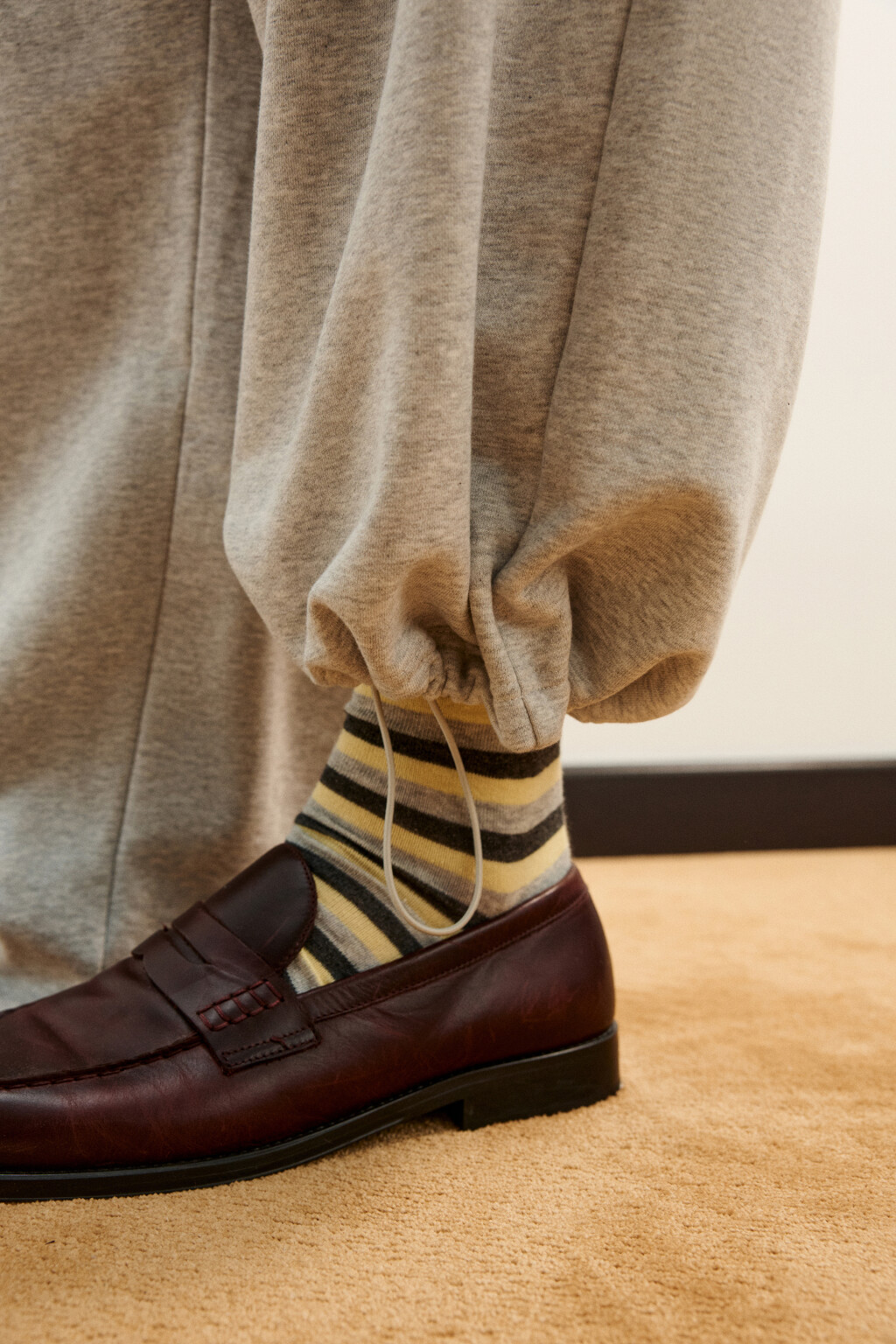 Брюки-джоггеры из футера со средней посадкой и вышивкой - цвет серый - 7