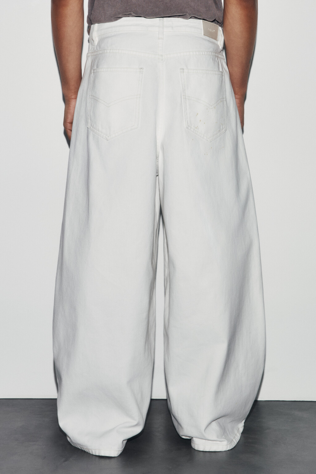 Джинсы baggy fit со средней посадкой с эффектом грязи - цвет молочный - 4