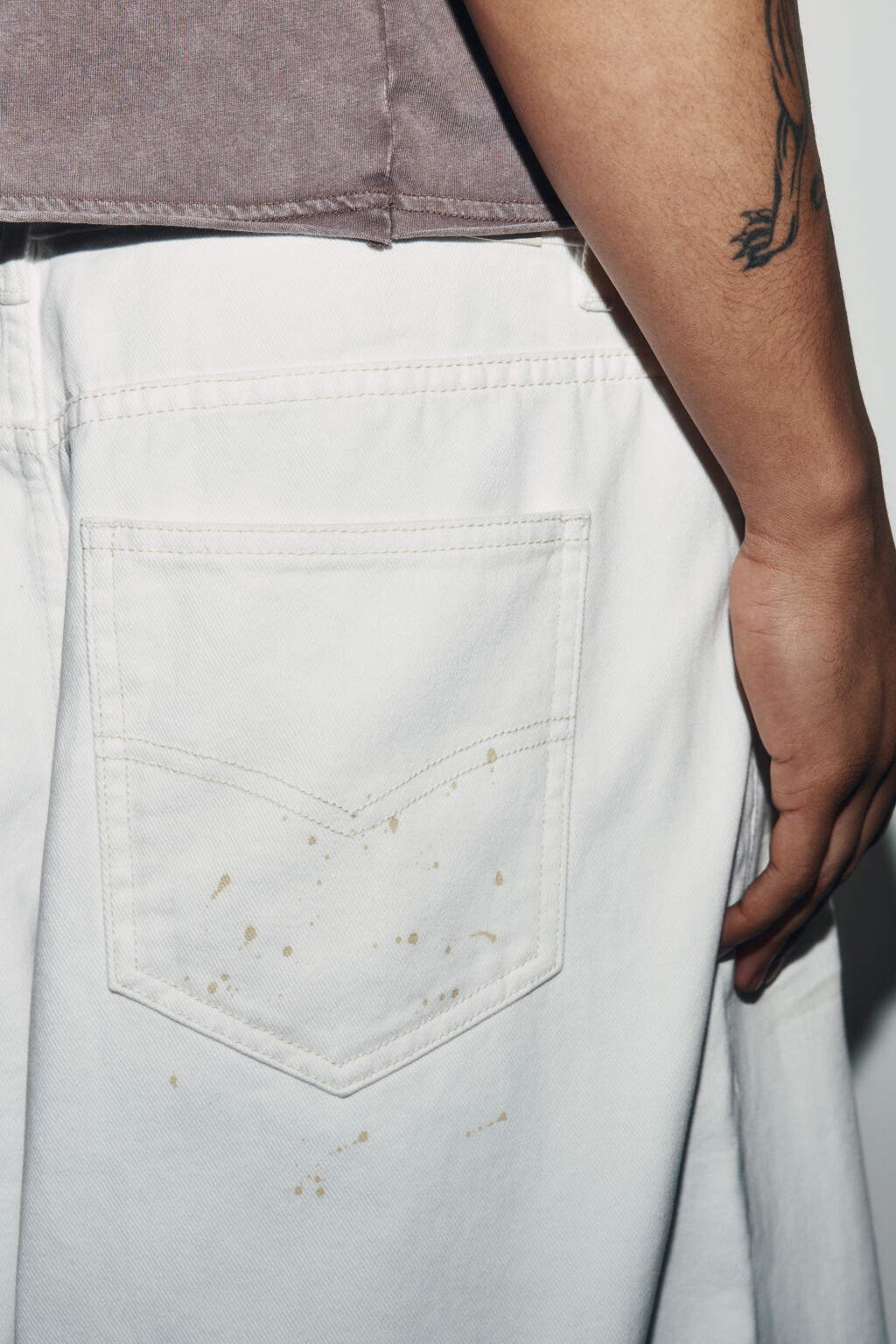 Джинсы baggy fit со средней посадкой с эффектом грязи - цвет молочный - 6