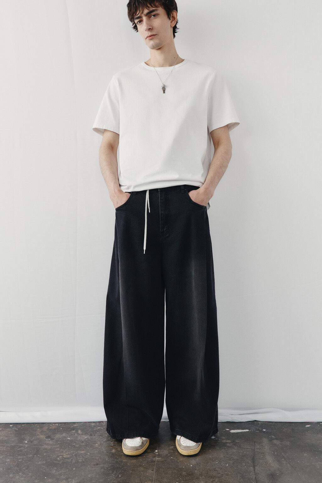 Джинсы широкие со средней посадкой и складками - цвет черный - 1