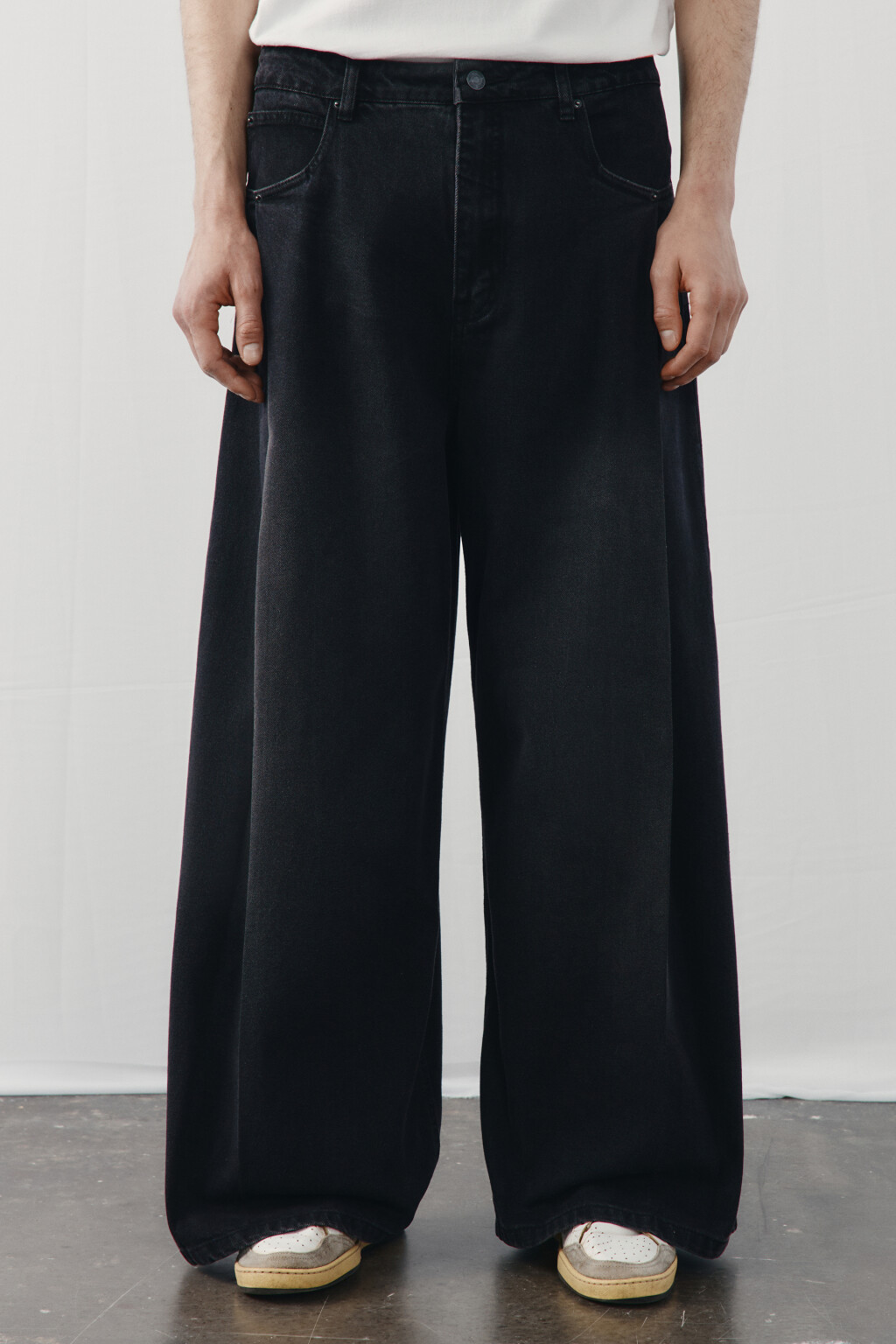Джинсы широкие со средней посадкой и складками - цвет черный - 2