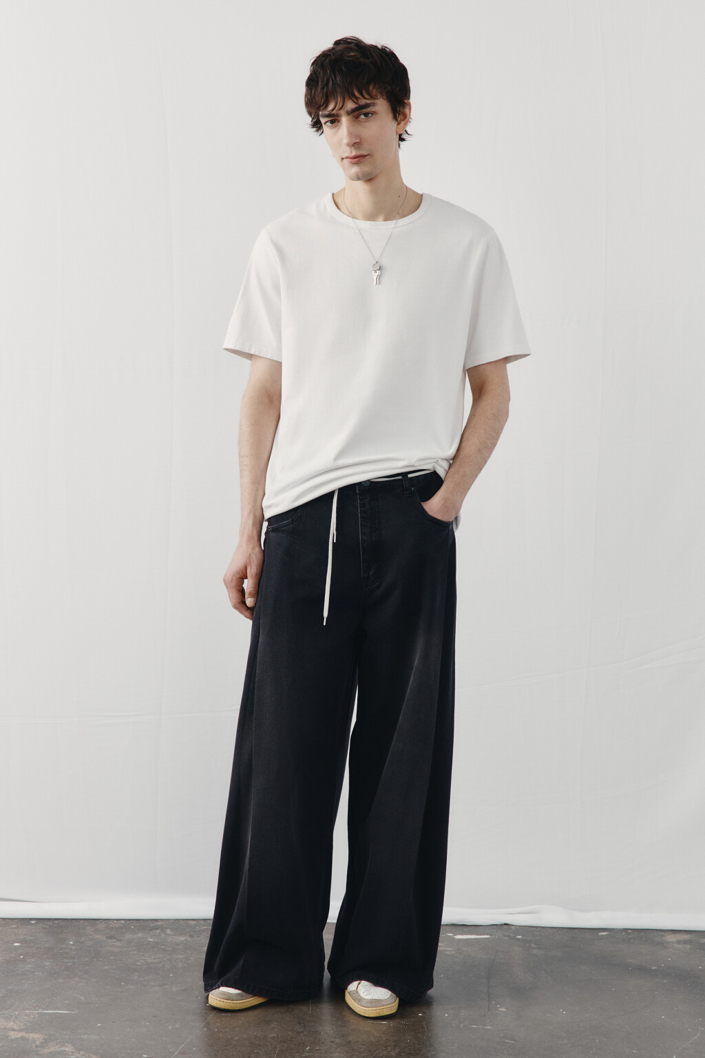 Джинсы широкие со средней посадкой и складками - цвет черный - 4