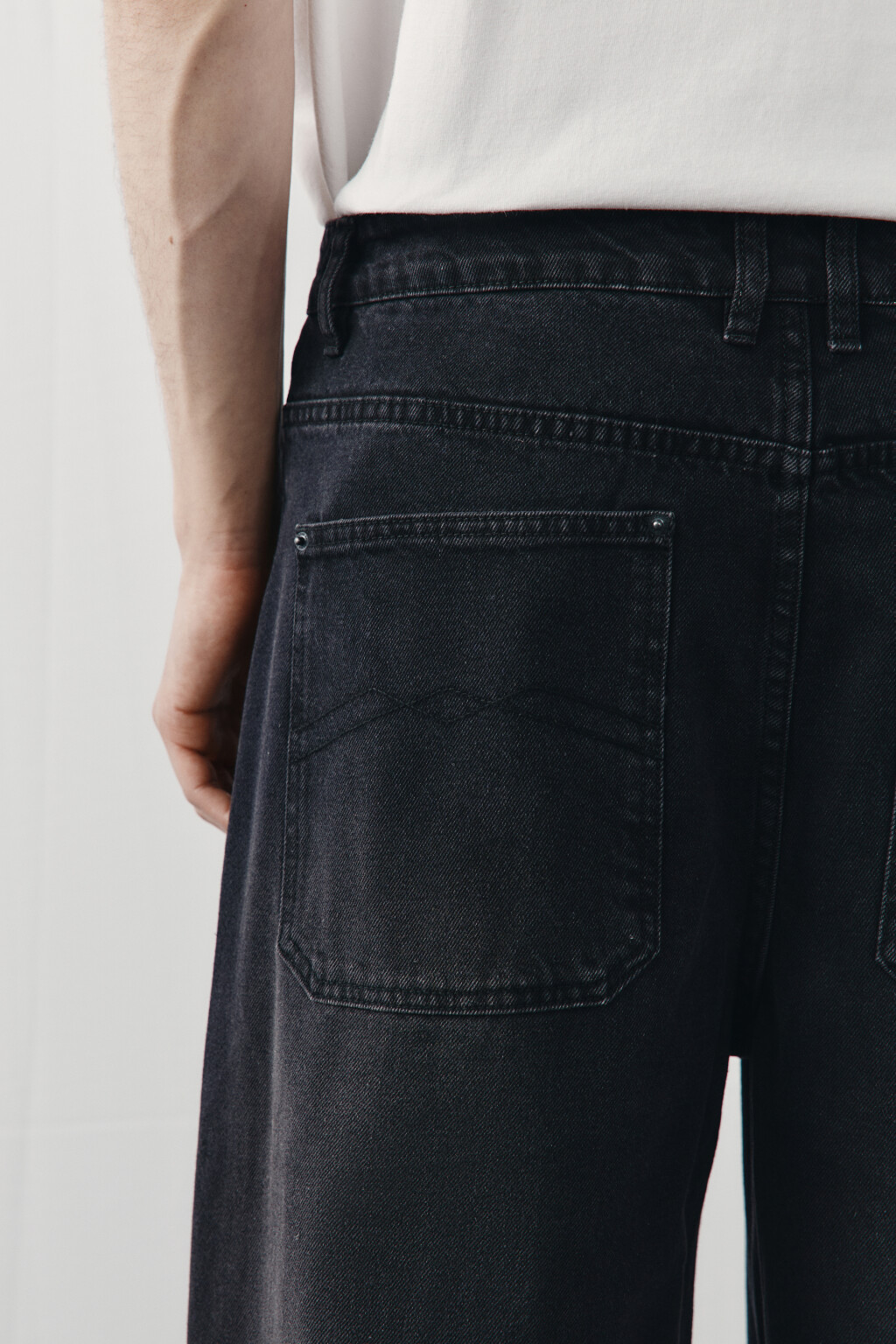 Джинсы широкие со средней посадкой и складками - цвет черный - 6