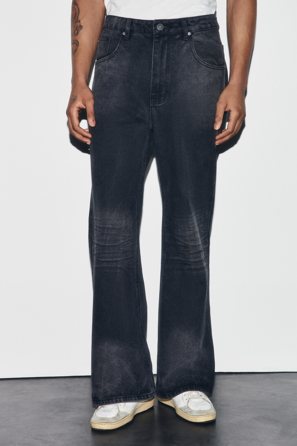 Джинсы клеш со средней посадкой потертые - цвет серый - 2