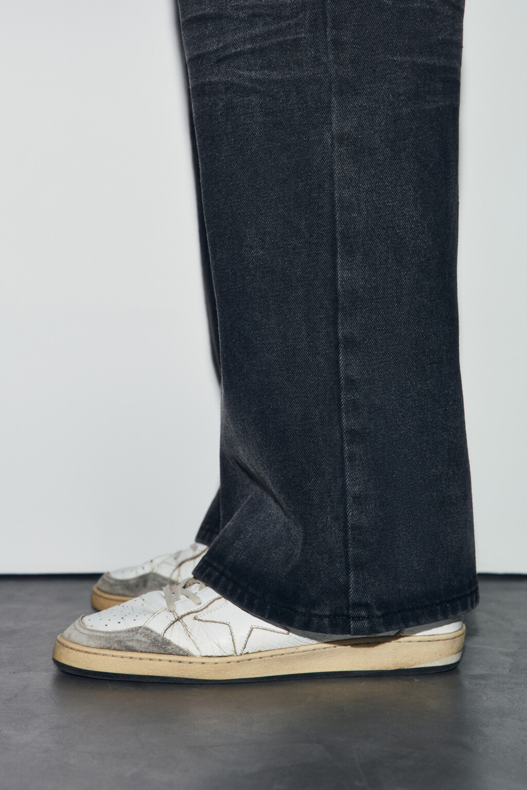 Джинсы клеш со средней посадкой потертые - цвет серый - 6