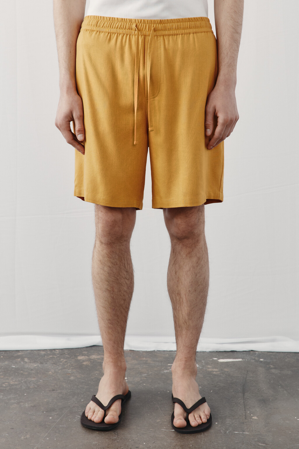 Шорты вискозные со льном на завязках - цвет желтый - 2