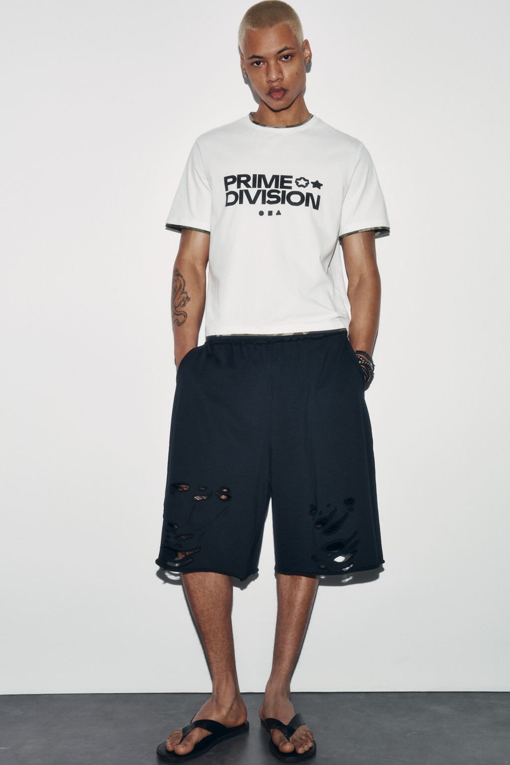 Шорты-бермуды из футера рваные со средней посадкой - цвет черный - 2