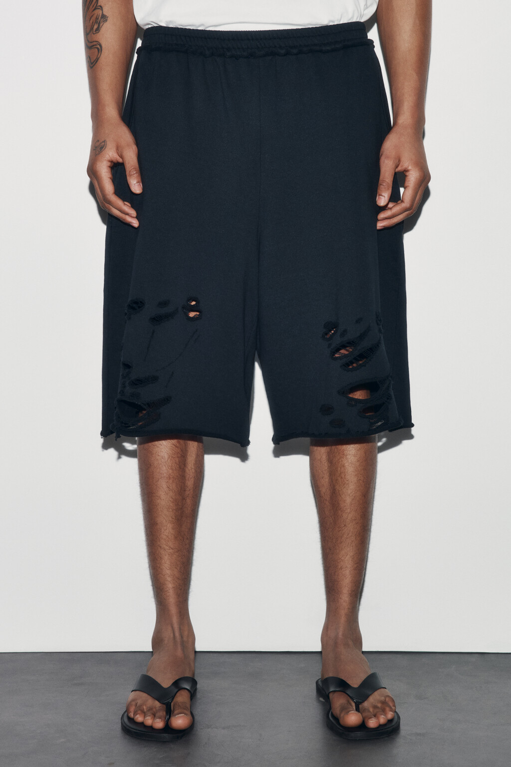Шорты-бермуды из футера рваные со средней посадкой - цвет черный - 3