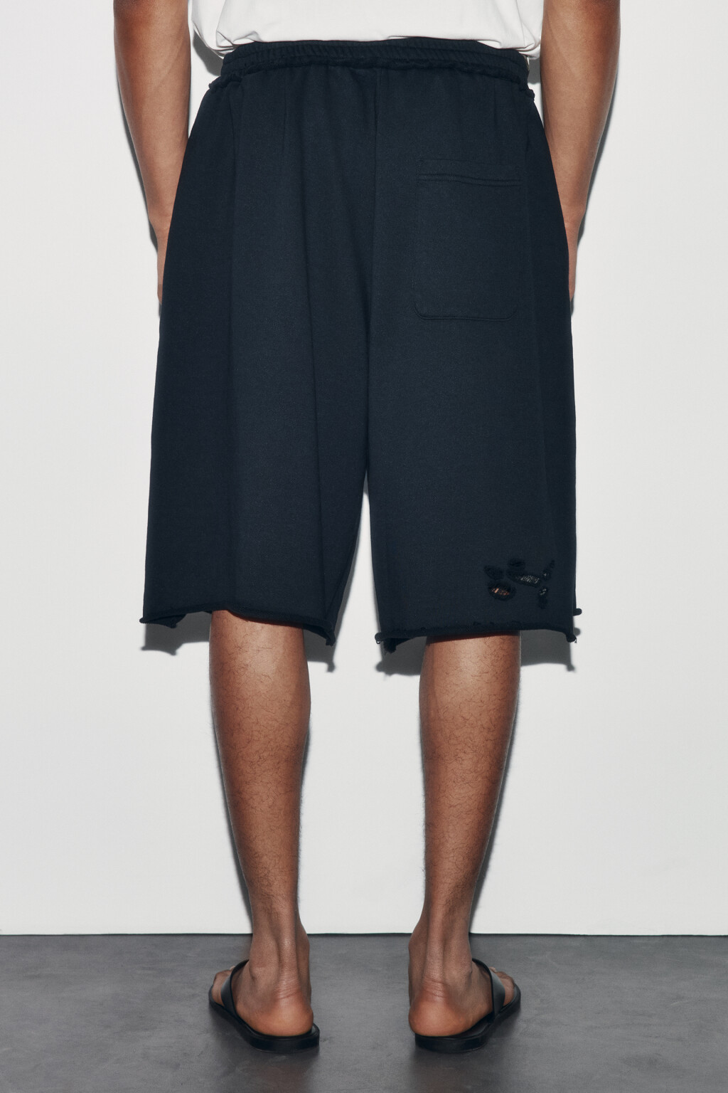 Шорты-бермуды из футера рваные со средней посадкой - цвет черный - 4